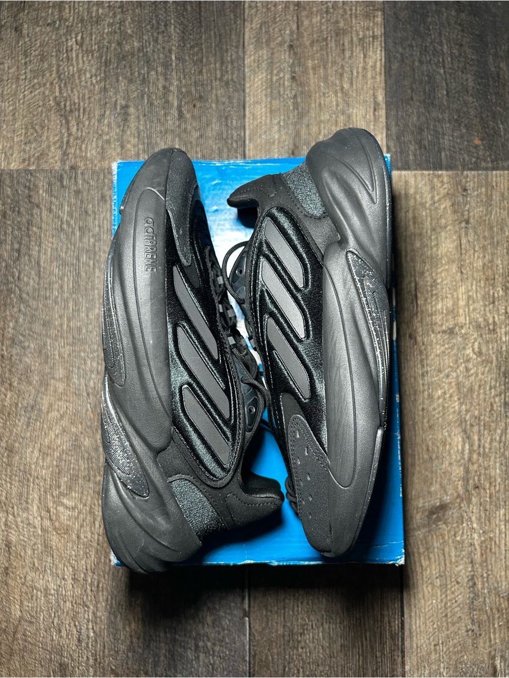 Adidas Women's Ozelia "Black Carbon" Size 7 Women’s